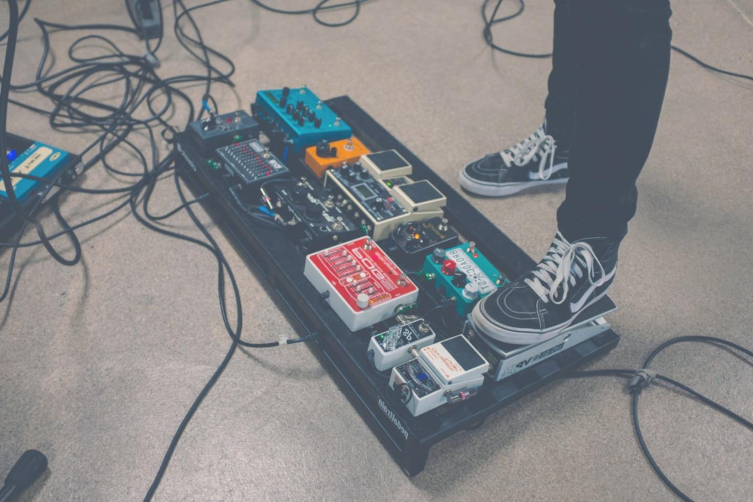 Studio de création musicale moderne avec équipement professionnel